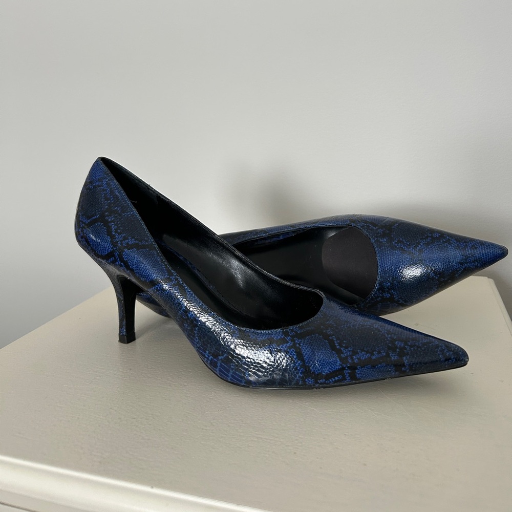 Aldo leather blue snake skin patterned pumps. Size 38.